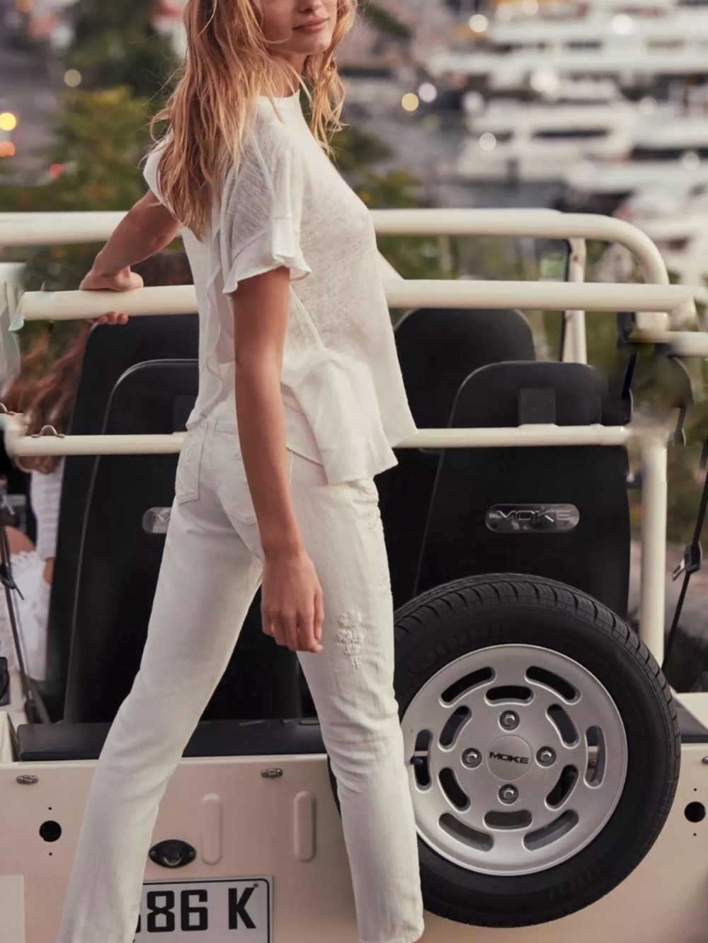 Pilcro Hyphen Mid-Rise Embroidered Jeans Sise 32 (actual 36”)